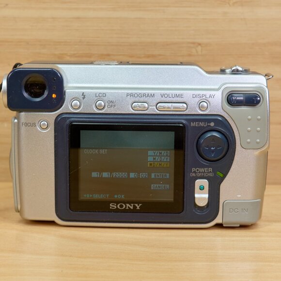 Sony Cybershot DSC-S70 3.3 MP Digital Camera, Carl Zeiss Vario-Sonnar Lens, Made - Picture 4 of 11